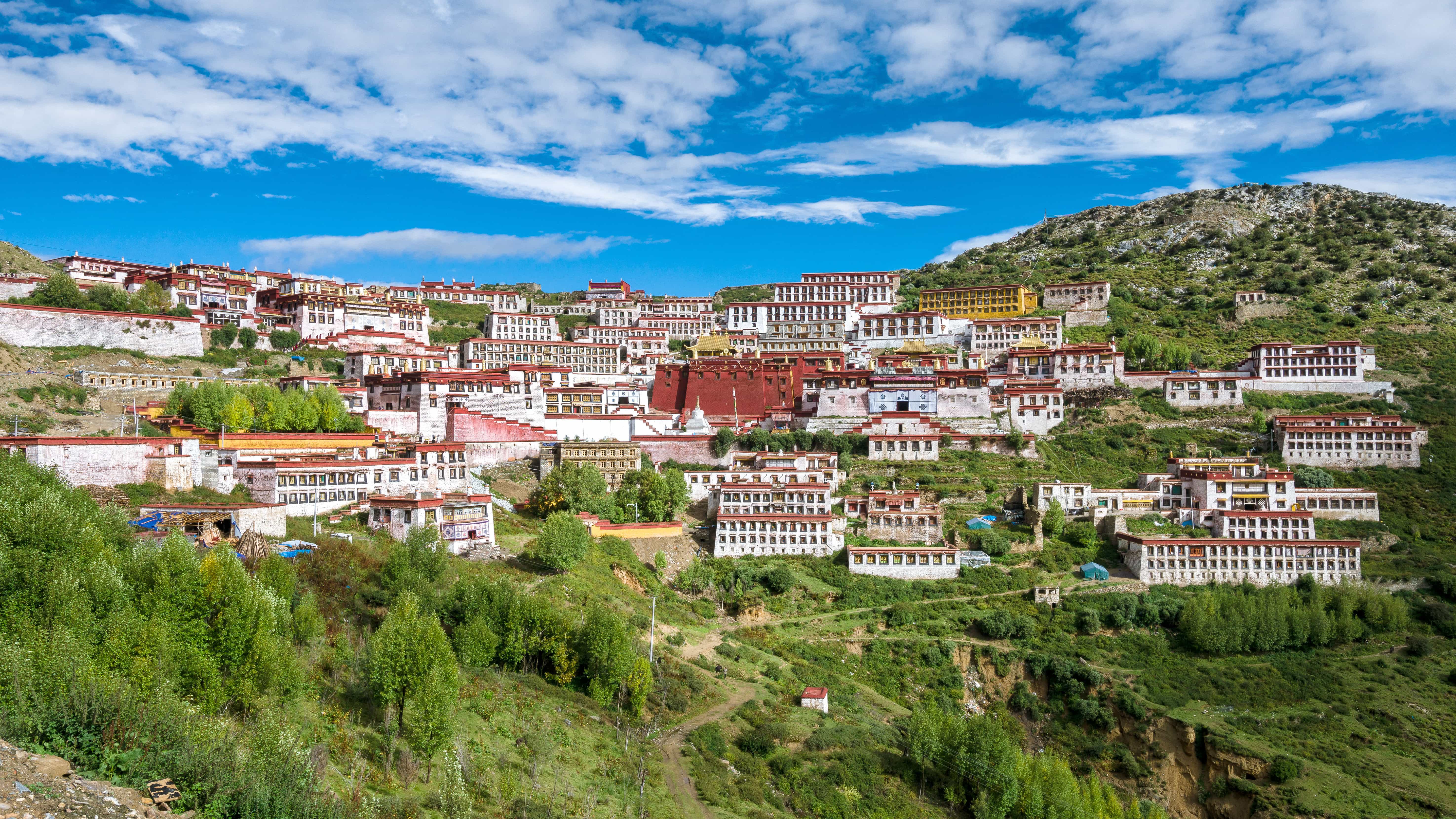 View-on-the-Gangen-Monastery-in-Tibet.jpg
