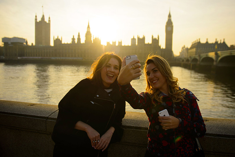 tourists-taking-a-selfie-in-london-136388515074102601-140317125136.jpg
