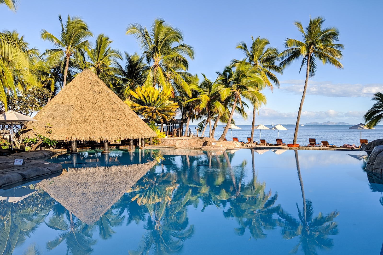 20190624_Hilton-Doubletree-Fiji_KGenter-pool-bar.jpg